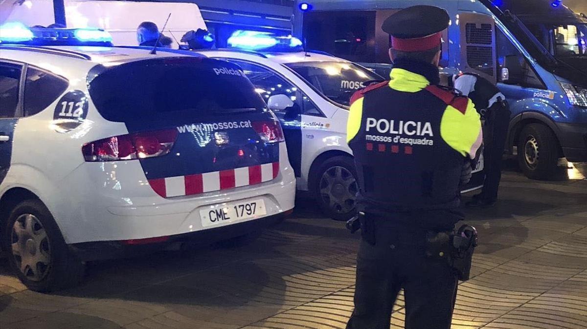 zentauroepp51452336 20 12 2019 un agente y coches de mossos d esquadra  sociedad191220225813