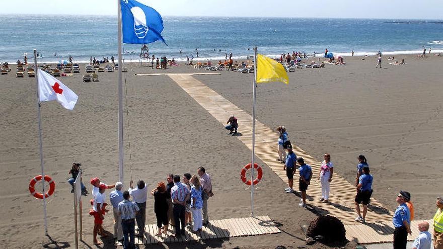 Telde conserva las tres banderas azules pese al cierre de las playas por el vertido