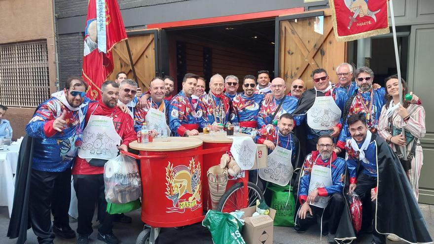 Pelotas antiestrés y delantales infantiles llegan al Entierro de la Sardina en Murcia