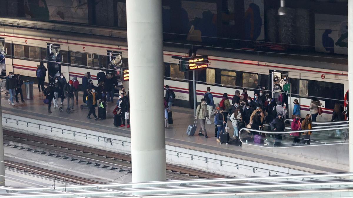 Usuarios de Cercanías en la estación de Castelló.