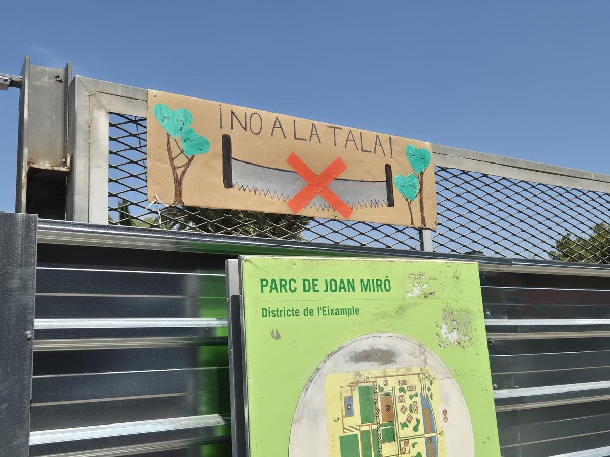Una pancarta contra la tala de árboles en el parque de Joan Miró, en Barcelona.