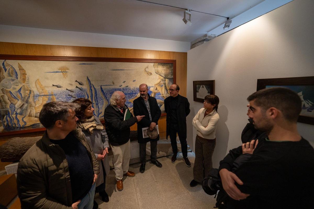 Un momento de la presentación de las nuevas adquisiciones, con uno de los grandes lienzos de Urbano Lugrís que se conservan en el Museo Massó de fondo.