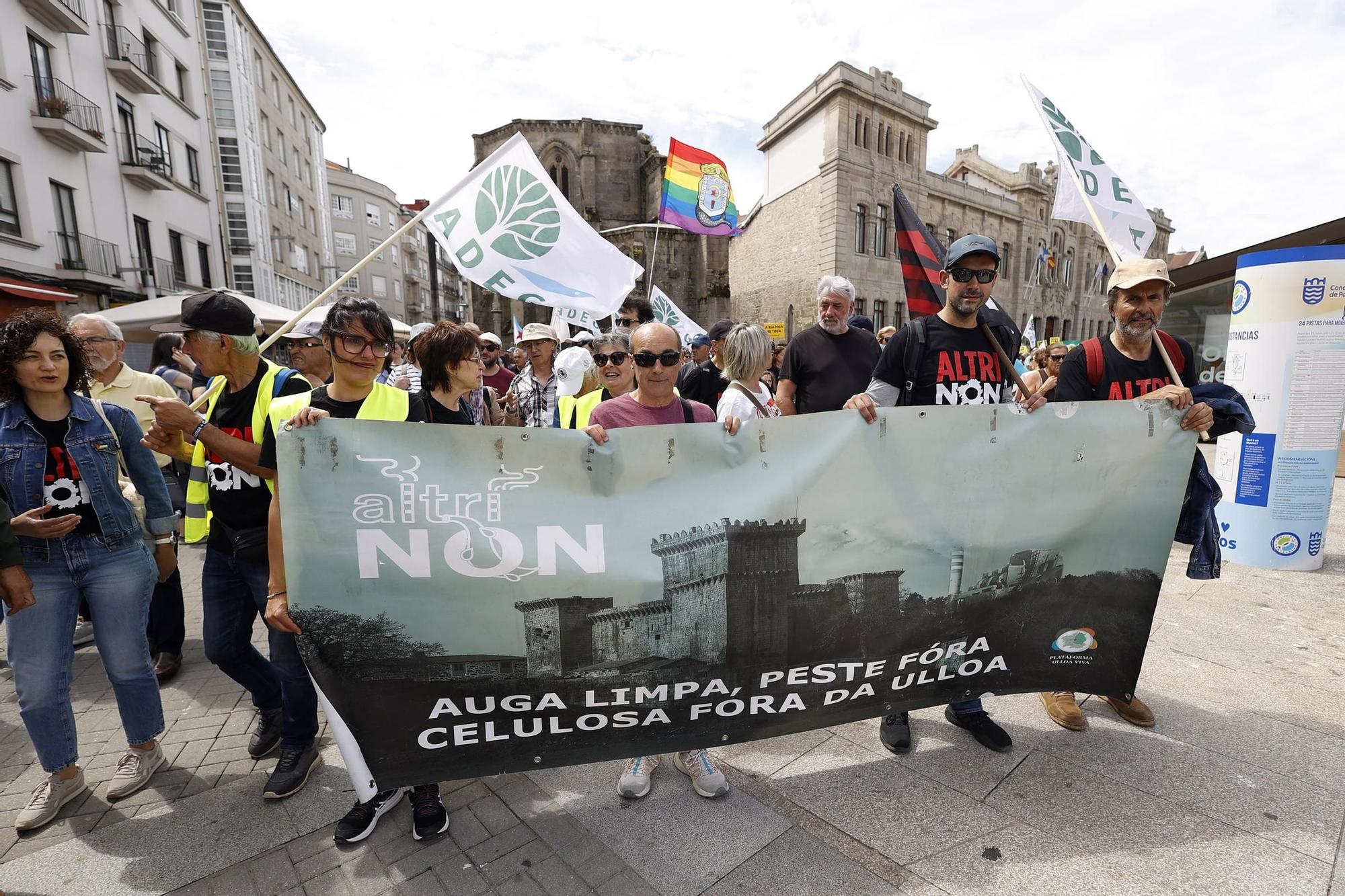 Miles de gallegos marchan de Pontevedra hasta Lourizán en protesta por las celulosas de Ence y Altri