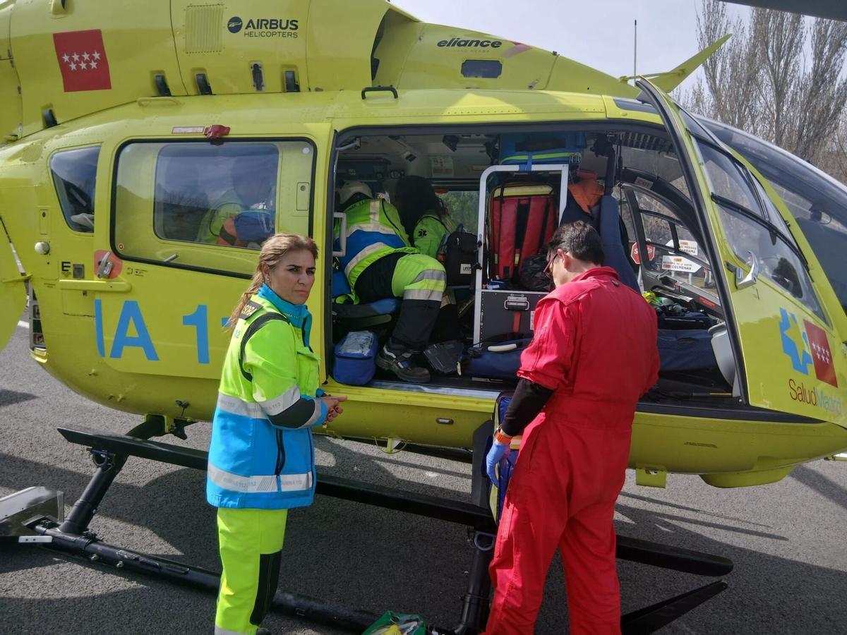 Helicóptero del SUMMA 112 traslada a una mujer herida grave tras un accidente de moto.