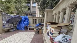 Un banco vacío en Doctor Gadea: adiós a Max, el hombre sin hogar que vivía entre libros en las calles de Alicante