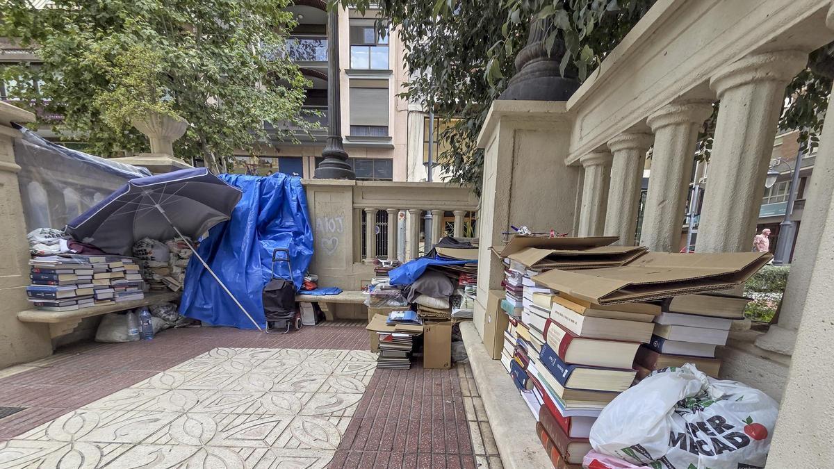 La persona sin hogar, refugiada bajo una sombrilla en el paseo público