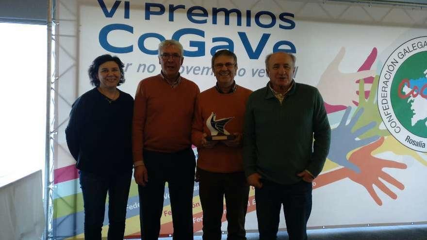 Elisa García, José Quinteiro, José Luis Estévez y Jaime Iglesias recogieron el premio. // FdV