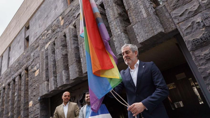 Tenerife iza los colores de la diversidad sexual