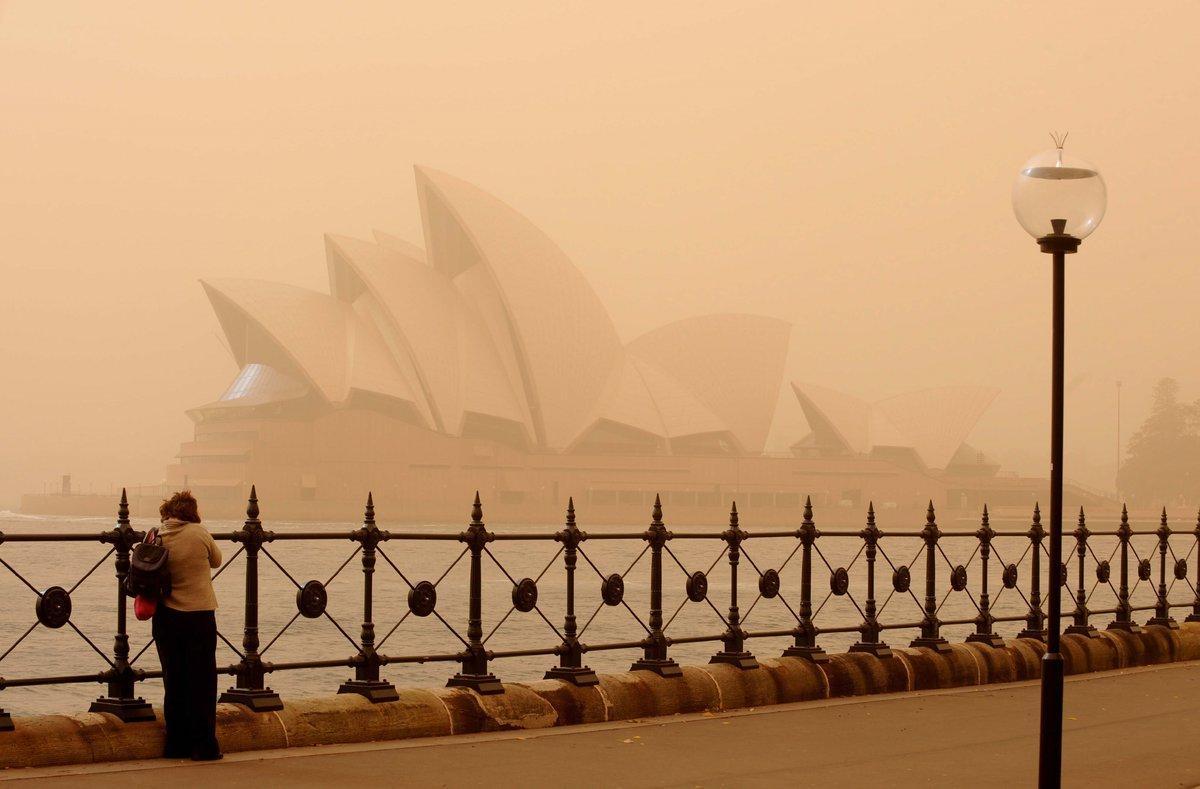 SYD141a - SIDNEY AUSTRALIA 23 09 09 - La Casa de la Opera es cubierta hoy 23 de septiembre de 2009 por una tormenta de polvo en Sidney Australia Este fenomeno es causado por la sequia de las tierras en las regiones occidentales y surenas del estado de Nueva Gales del Sur y el suroriente de la isla EFE TRACEY NEARMY PROHIBIDO SU USO EN AUSTRALIA Y NUEVA ZELANDA SYD141a - SIDNEY AUSTRALIA 23 09 09 - La Casa de la Opera es cubierta hoy 23 de septiembre de 2009 por una tormenta de polvo en Sidney Australia Este fenomeno es causado por la sequia de las tierras en las regiones occidentales y surenas del estado de Nueva Gales del Sur y el suroriente de la isla EFE TRACEY NEARMY PROHIBIDO SU USO EN AUSTRALIA Y NUEVA ZELANDA