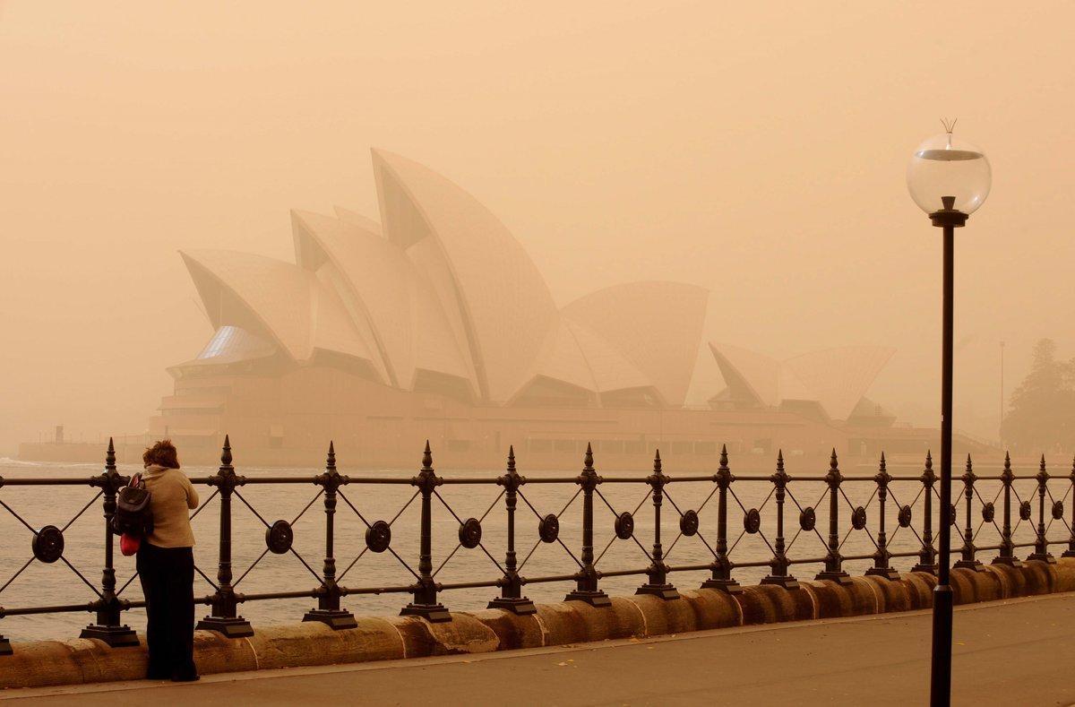 SYD141a - SIDNEY  AUSTRALIA   23 09 09 - La Casa de la Opera es cubierta hoy  23 de septiembre de 2009  por una tormenta de polvo en Sidney  Australia   Este fenomeno es causado por la sequia de las tierras en las regiones occidentales y surenas del estado de Nueva Gales del Sur y el suroriente de la isla  EFE TRACEY NEARMY PROHIBIDO SU USO EN AUSTRALIA Y NUEVA ZELANDA