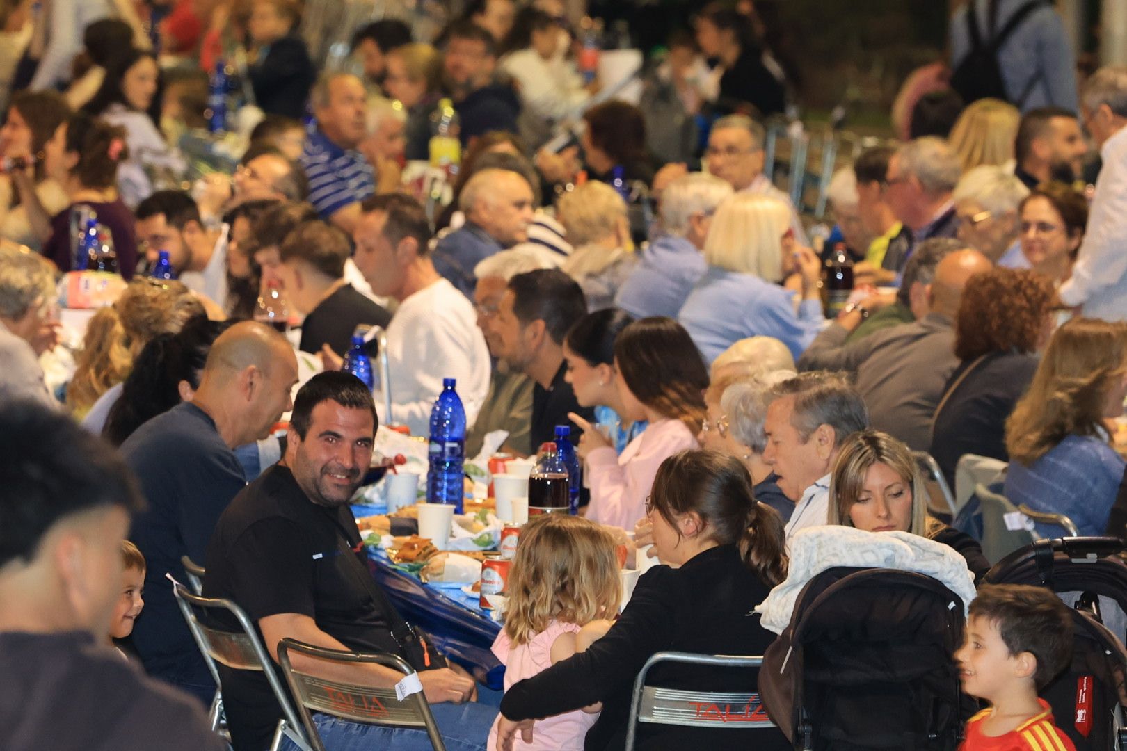 Búscate en la galería de fotos del 'sopar de pa i porta' en las fiestas de Almassora