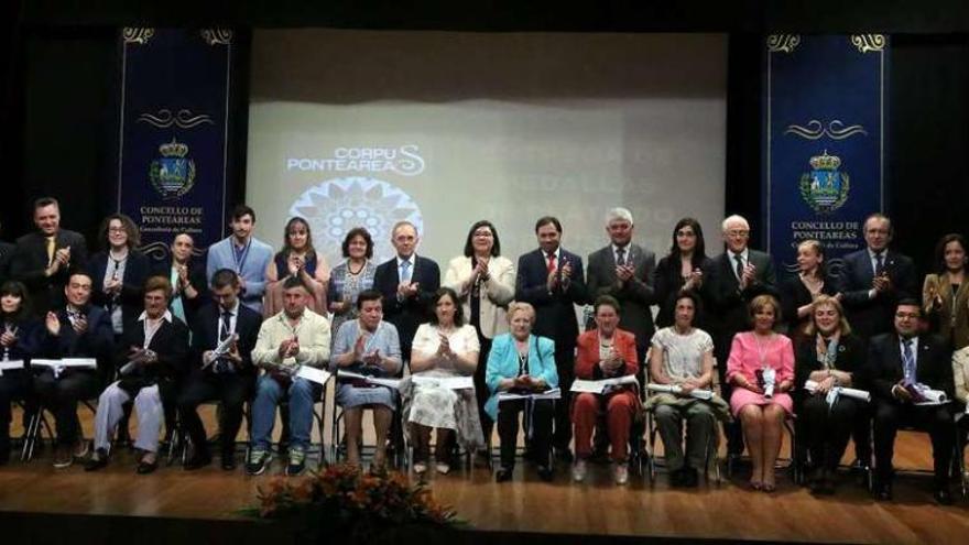 El alcalde, Xosé Represas, y miembros de la corporación con los alfombristas premiados Sergio Martín, Francisco Represas, Antonio Lago, Evangelina F. Rey Míguez, Silvia María García, Gabino José Domínguez, Mercedes Troncoso, María José Cubillas, María del Carmen Araújo, Emérita Cerqueira, Andrea Estévez, Fermina da Castiñeira, Carmen Luciana Santiso, Solomé Cuevas, Andrés Pose y Rosa María Troncoso. // A.H.