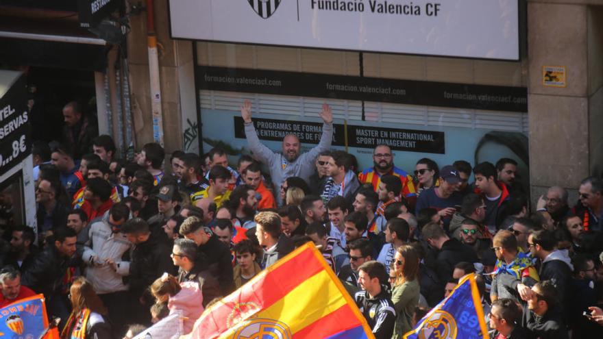 Los aficionados se manifestaron en Mestalla contra los precios de Copa.