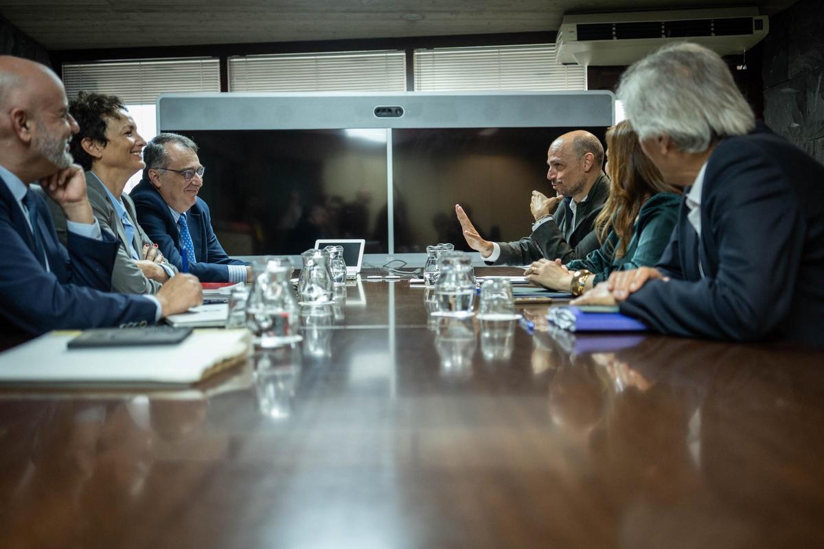 Los reprsentantes del Estado (i) y los de Canarias durante la reunión par abordar la cogestión de los aeropuertos
