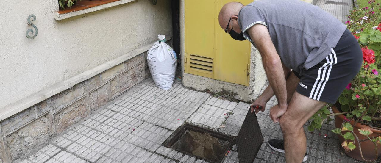 Un vecino muestra el estado de una acometida afectada por la plaga de cucarachas.