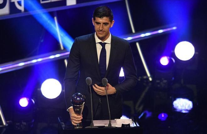 El portero Thibaut Courtois, recibe el premio al Mejor portero de la FIFA durante la entrega de premios FIFA the Best 2018