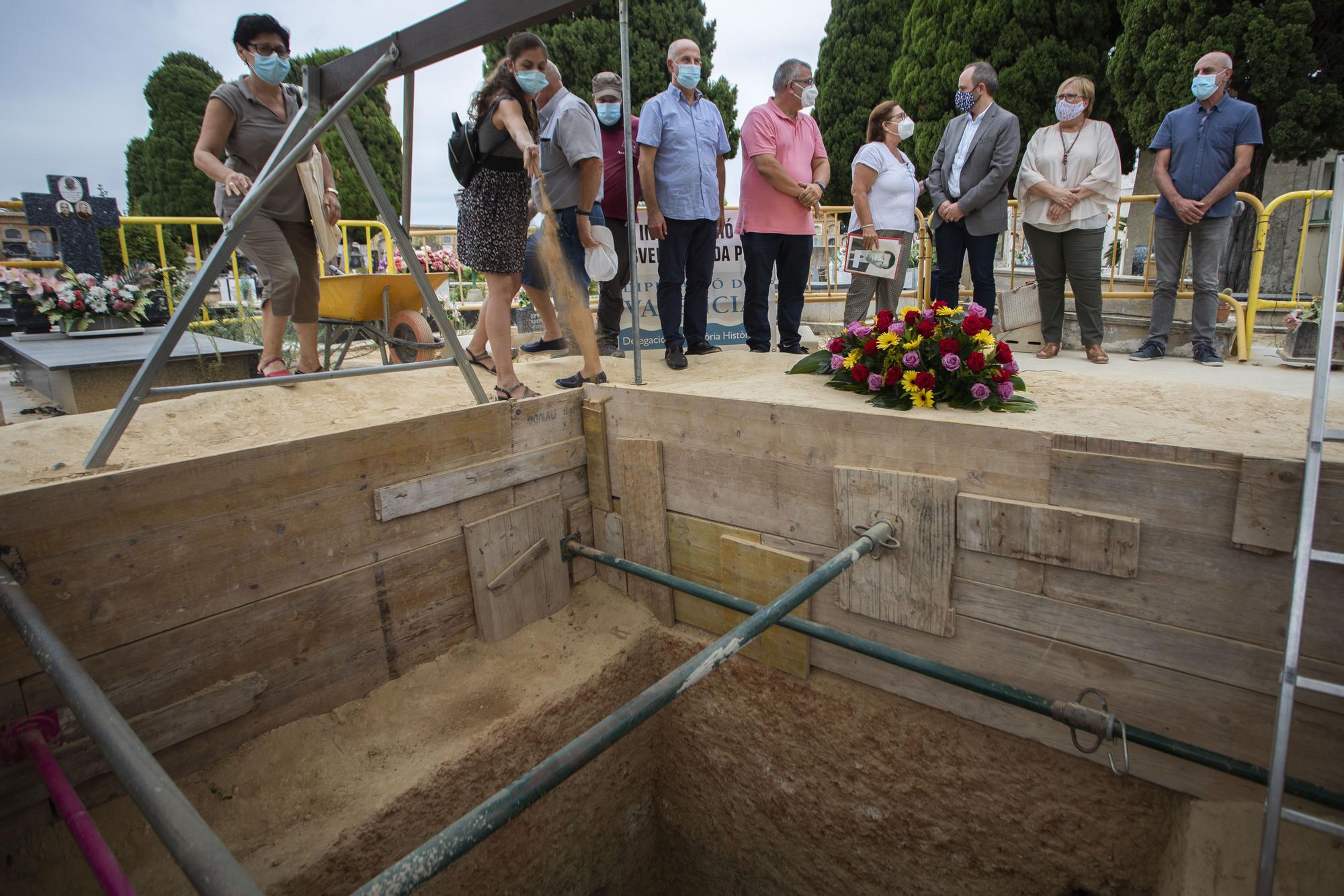 Comunitat Valenciana  Homenaje por el cierre de la fosa 111 del cementerio de Paterna donde se han recuperado 150 cuerpos de represaliados tras la guerra civil.jpg