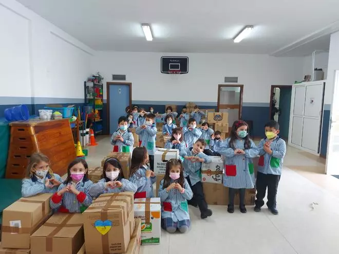 Los colegios gallegos se vuelcan por la paz en Ucrania recaudando ropa y comida