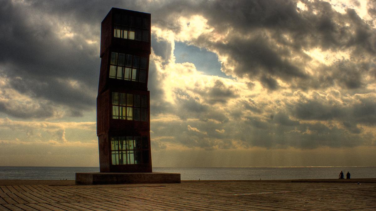 'Lucero herido' de Rebecca Horn, en la playa de Sant Miquel de Barcelona.