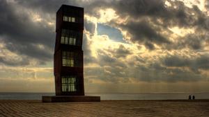 Lucero herido de Rebecca Horn, en la playa de Sant Miquel de Barcelona.