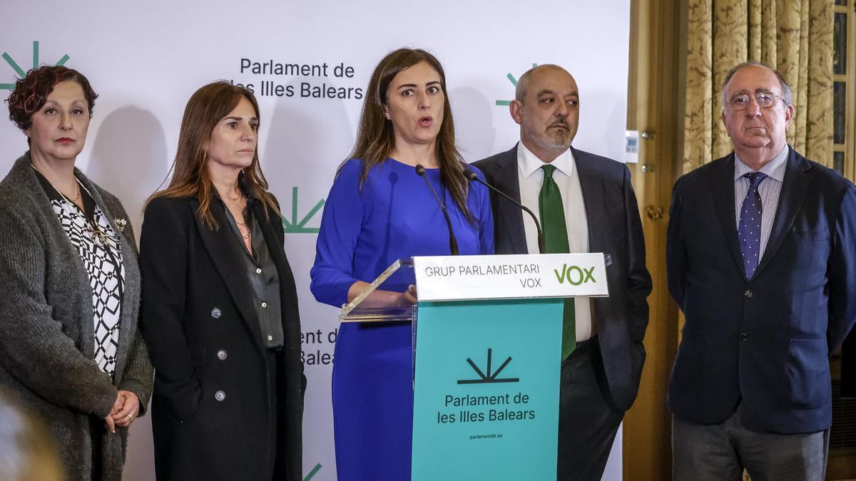 Los cinco diputados díscolos de Vox durante una rueda de prensa en el Parlament balear.