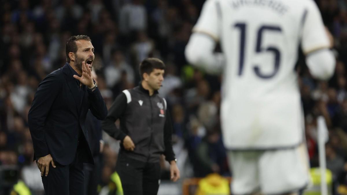 Rubén Baraja, entrenador del Valencia, en el Santiago Bernabéu