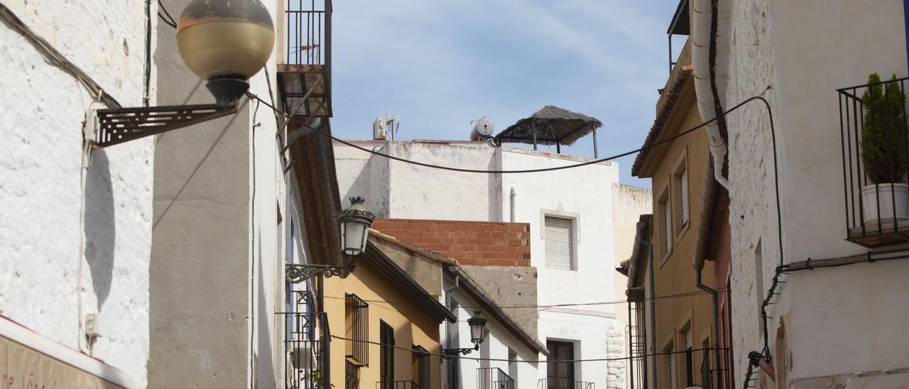 Una calle de Ciutat Vella en la que se aprecia dos modelos de luminarias.