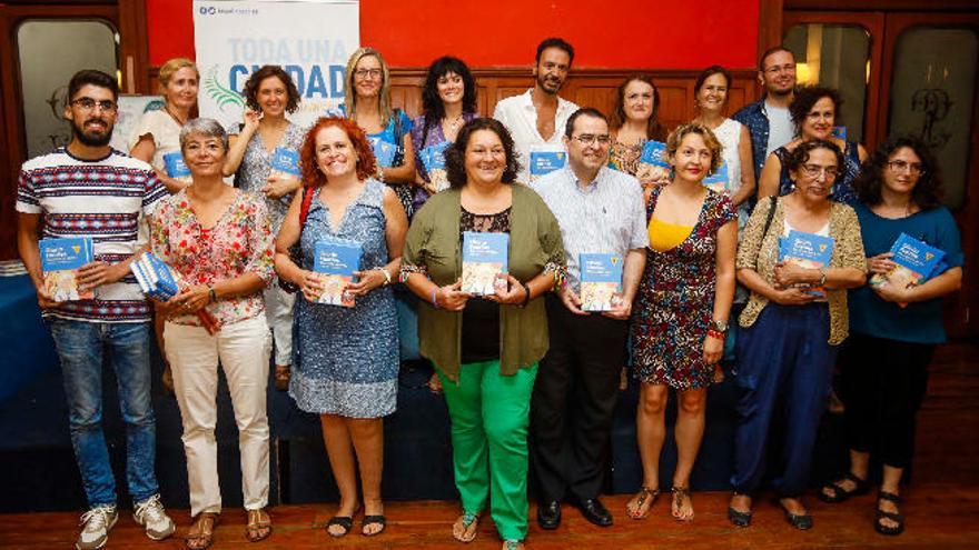 En el centro, Diana Mujica, ayer, junto a los representantes de los institutos.