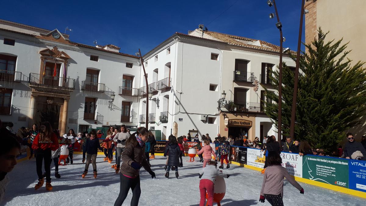 Patinar sobre hielo en Valencia: Utiel instala una pista de hielo natural que abrirá a partir del lunes