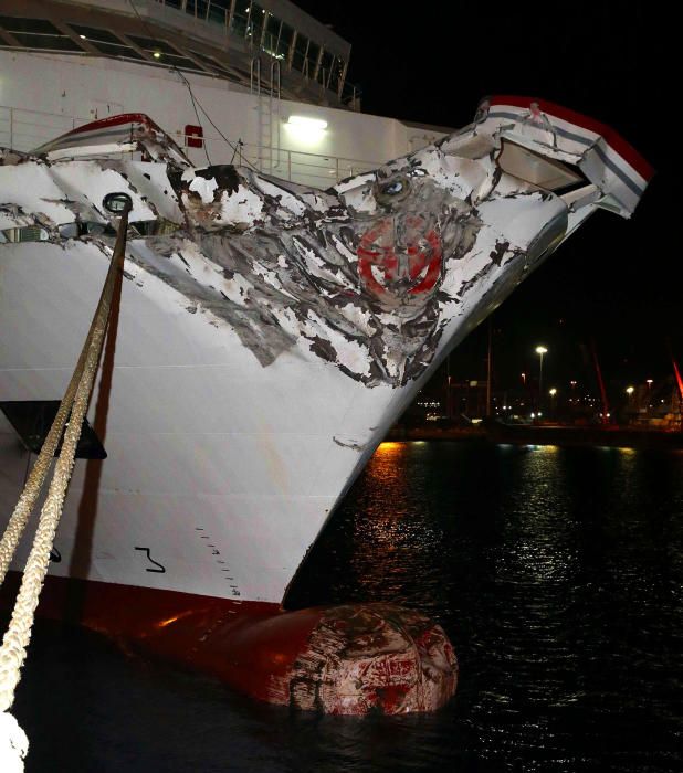 Un ferri xoca contra el port de Las Palmas