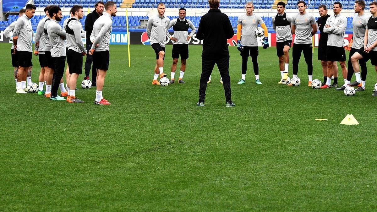 Klopp habla a los jugadores del Liverpool antes del entrenamiento en Roma.