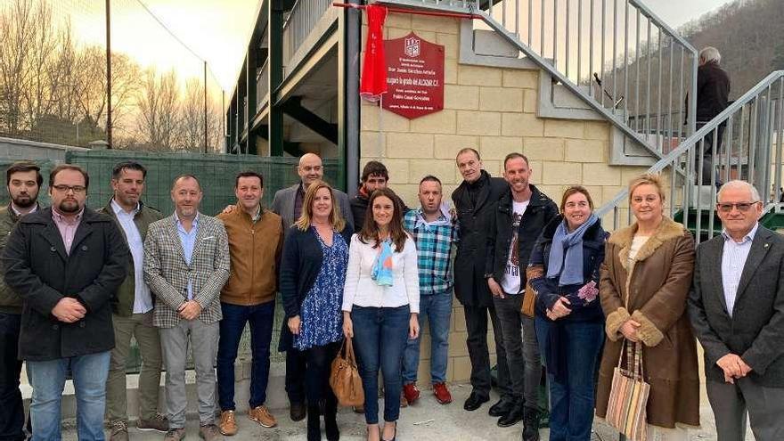 Autoridades, representantes del equipo y asistentes a la inauguración y estreno de la grada.