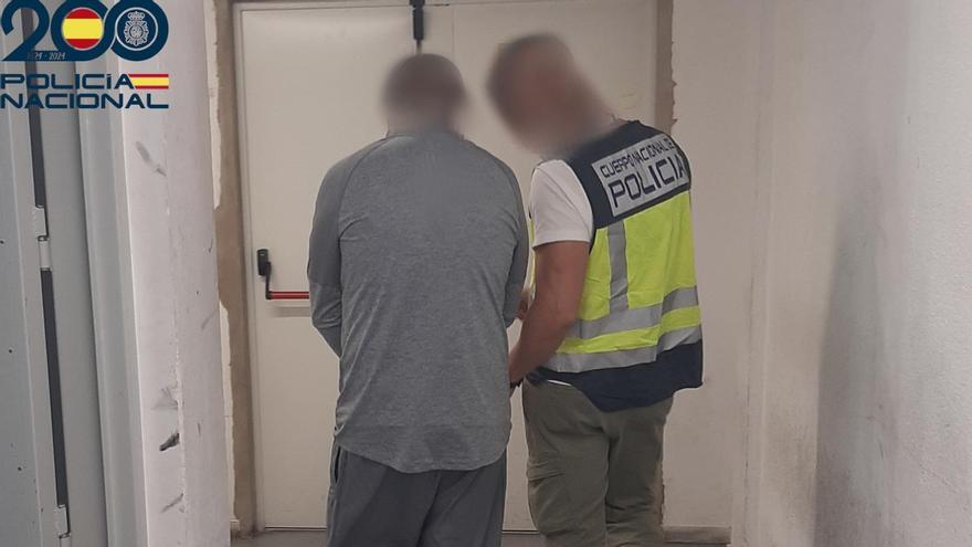 El detenido, en los calabozos de la Policía Nacional.