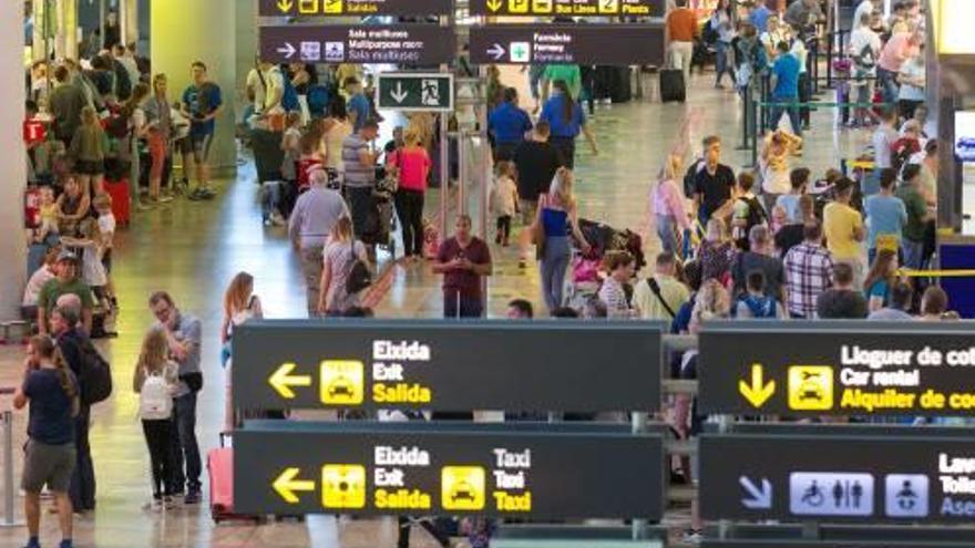 El aeropuerto frena su crecimiento de viajeros en el inicio de la temporada alta