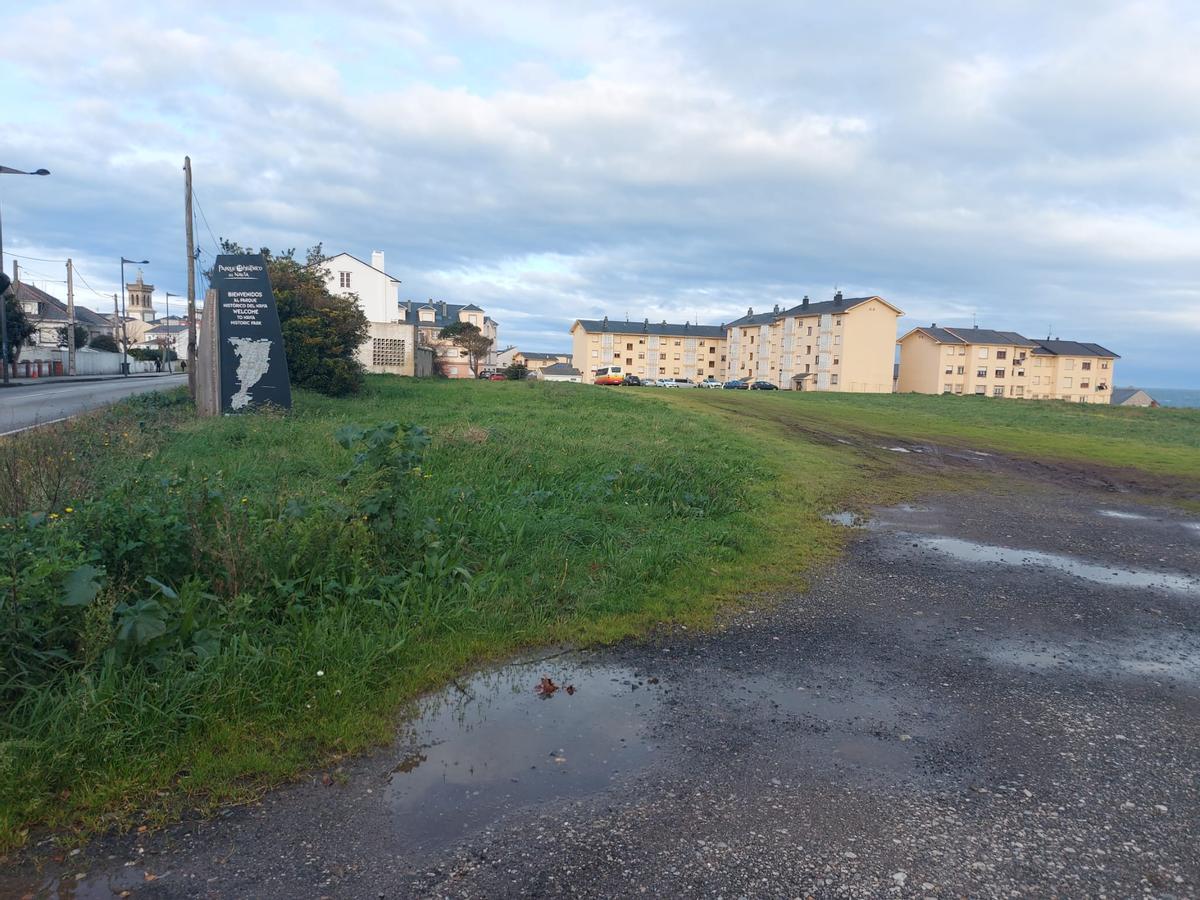 La finca de la promoción, en la principal entrada a la villa desde Oviedo.