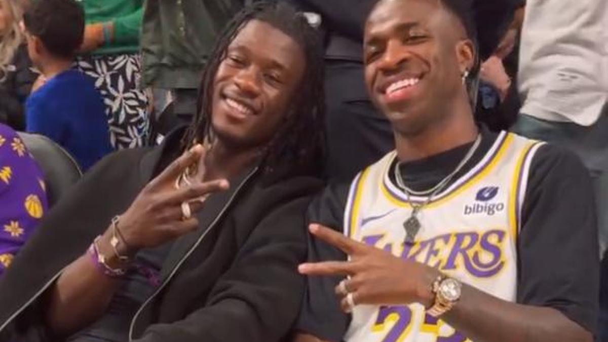 Camavinga y Vinicius en el partido entre los Lakers y los Celtics en la NBA la pasada noche