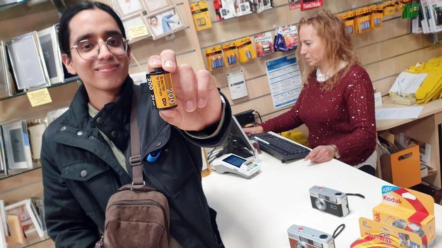 La fotografía química vuelve con fuerza, pero los carretes se venden a  precio de oro