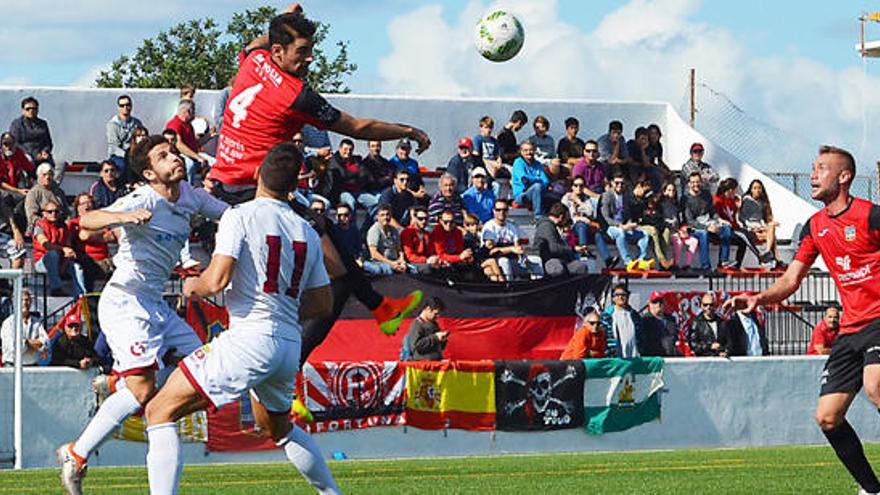 El defensa central del Formentera, Kiko, despeja el balón en el partido jugado en Sant Francesc ante el Poblense.