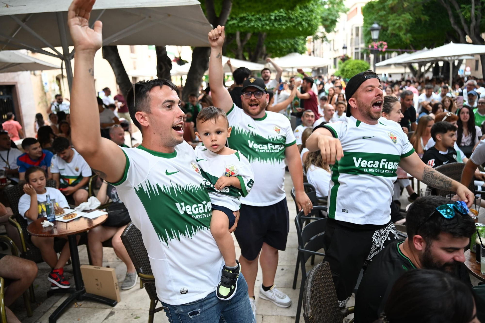 Terrazas llenas y nervios a flor de piel en el centro de Elche para ver el partido
