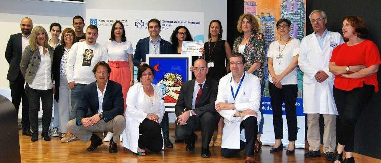 Las asociaciones finalistas del concurso, con el conselleiro de Sanidade y el gerente de la EOXI. // FdV