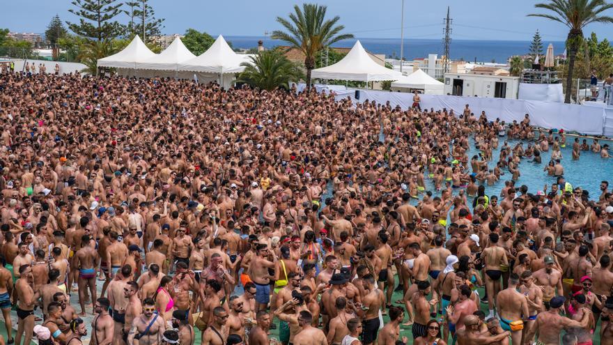 Miles de personas en la piscina principal de la fiesta acuática del Circuit Festival, este martes.