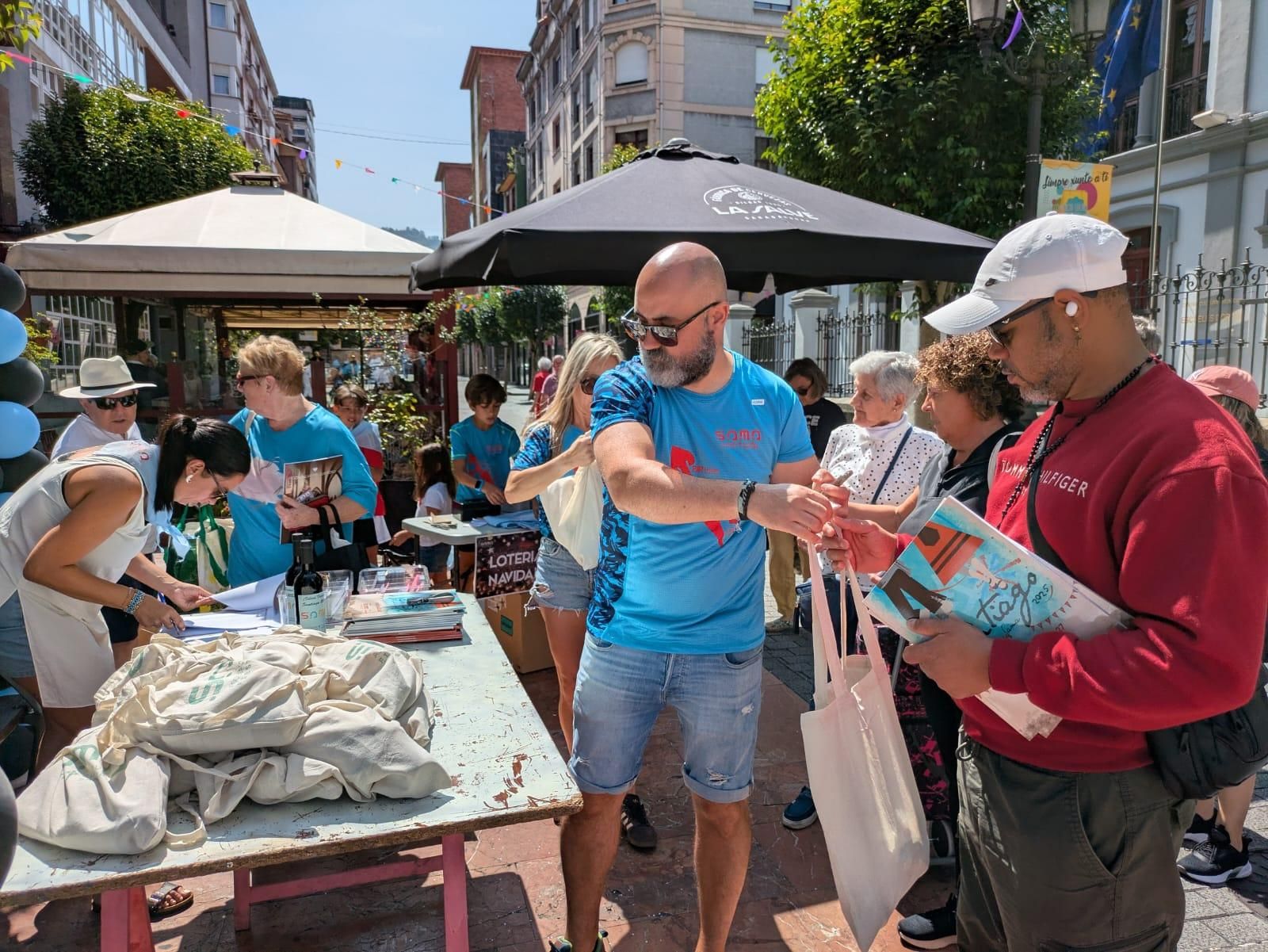 Jira y reparto del bollo en las fiestas de Santiago en Sama de Langreo