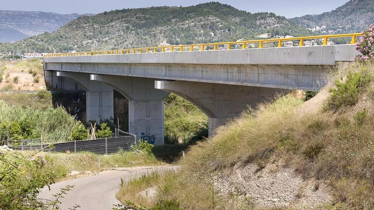 Un puente de la CV-60 entre Palma de Gandia y Beniflà.