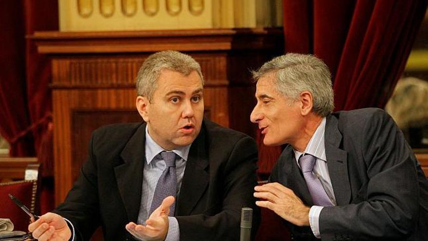 Melià y Vicens, ayer en el Parlament, en donde aún ocuparon los mismos escaños.