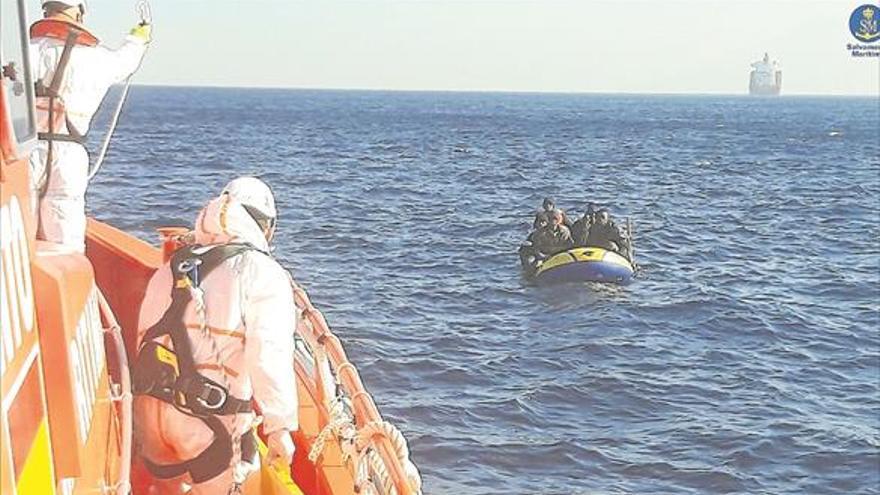 REscatados en el estrecho en una embarcación de juguete