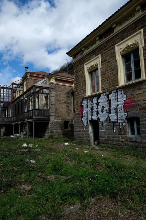 Pintadas y deterioro del Sanatorio de Bustiello