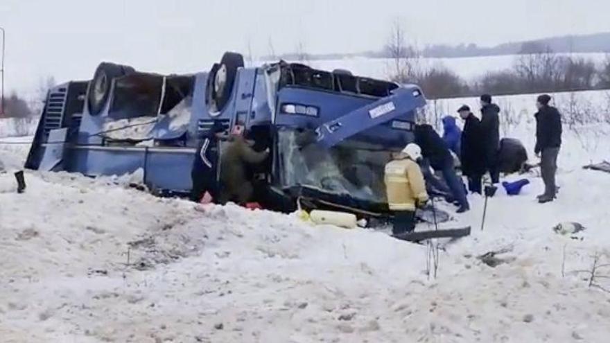 Al menos 7 muertos y decenas heridos tras volcar un autobús con niños en Rusia