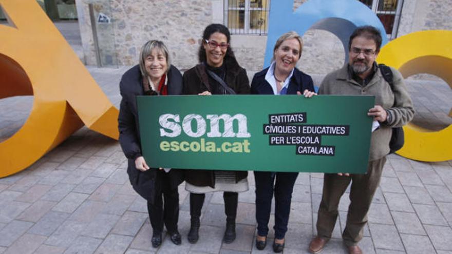 Representants d&#039;Amics de la Unesco, Òmnium Cultural i Fapac a Girona.