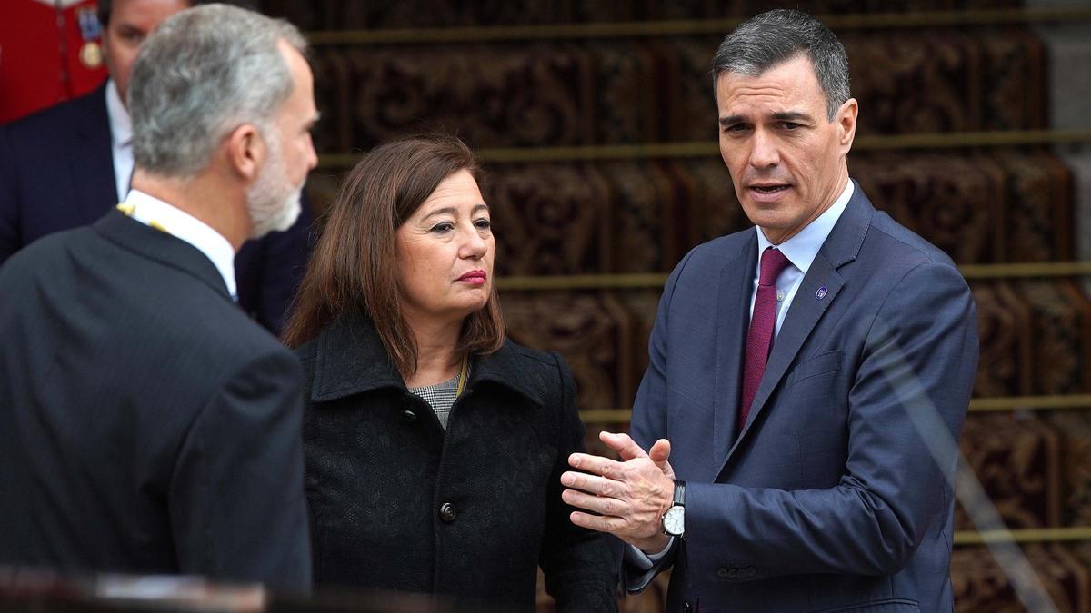 La presidenta del Congreso, Francina Armengol, junto al rey Felipe VI y el presidente del Gobierno, Pedro Sanchez , durante la solemne sesión de apertura de las Cortes Generales.