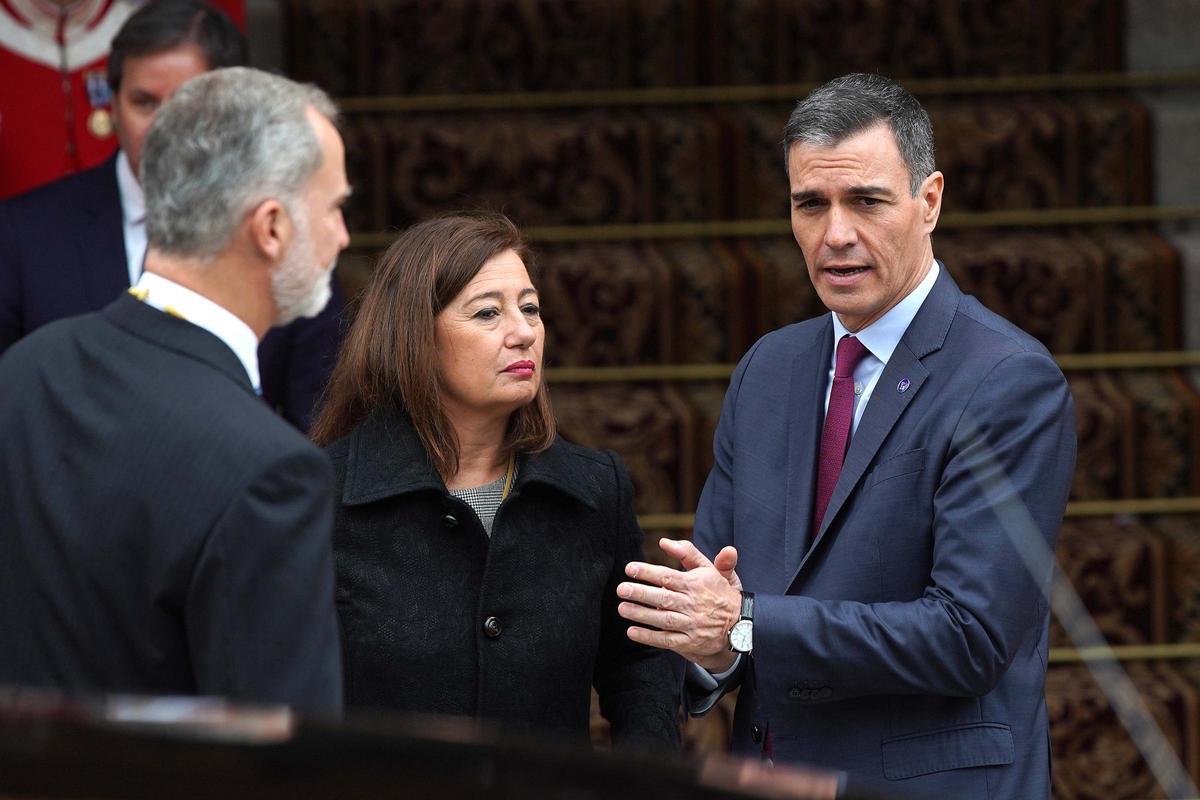 La presidenta del Congreso, Francina Armengol, junto al rey Felipe VI y el presidente del Gobierno, Pedro Sanchez , durante la solemne sesión de apertura de las Cortes Generales.